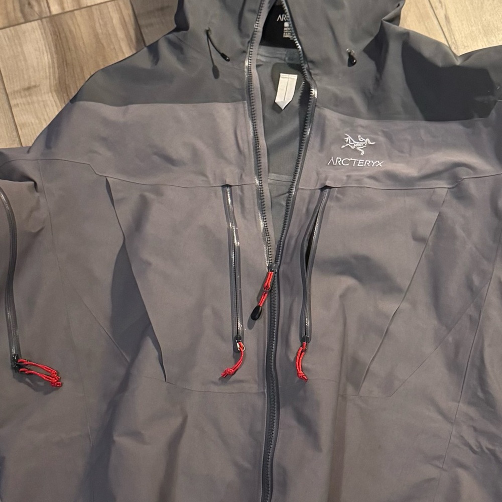 Arc'teryx Men's grey Hooded Raincoat gortex alpha hiking ski severe weather gear